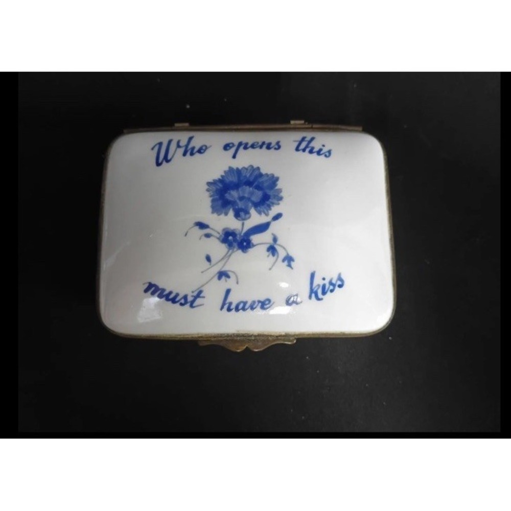 BEAUTIFUL VINTAGE LIMOGES FRANCE HINGED TRINKET BOX WITH FLOWERS AND GOLD ACCENT